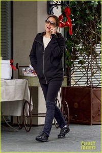 jennifer-garner-brentwood-december-2018-01.jpg