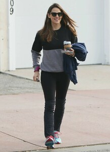 jennifer-garner-in-casual-outfit-12-12-2018-12.jpg