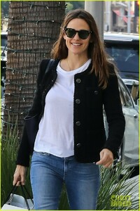 jennifer-garner-la-december-2018-01.thumb.jpg.19bd74b62a3e8ec1e6afd9a06bb45a59.jpg