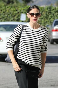 jennifer-garner-leaving-church-in-pacific-palisades-12-16-2018-1.jpg