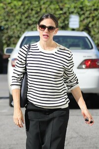 jennifer-garner-leaving-church-in-pacific-palisades-12-16-2018-8.jpg