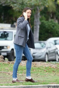 jennifer-garner-out-and-about-in-brentwood-12-14-2018-0.jpg