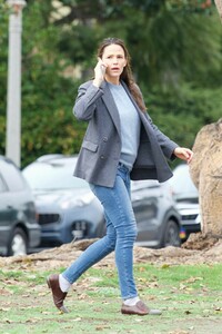 jennifer-garner-out-and-about-in-brentwood-12-14-2018-3.jpg