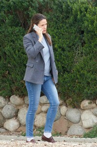jennifer-garner-out-and-about-in-brentwood-12-14-2018-4.jpg