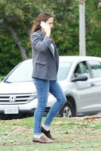 jennifer-garner-out-and-about-in-brentwood-12-14-2018-5.jpg