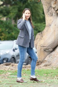 jennifer-garner-out-and-about-in-brentwood-12-14-2018-7.jpg