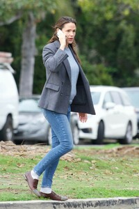 jennifer-garner-out-and-about-in-brentwood-12-14-2018-9.jpg