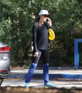 jennifer-garner-out-at-a-park-in-brentwood-12-08-2018-0.jpg