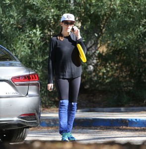 jennifer-garner-out-at-a-park-in-brentwood-12-08-2018-10.jpg