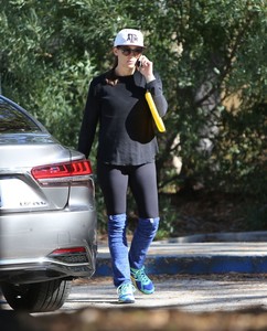 jennifer-garner-out-at-a-park-in-brentwood-12-08-2018-11.jpg