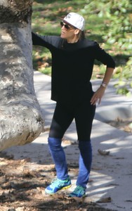 jennifer-garner-out-at-a-park-in-brentwood-12-08-2018-7.jpg