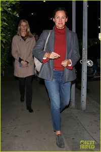 jennifer-garner-out-for-dinner-01.thumb.jpg.3a52d13c5550a07734859de861cd6a26.jpg