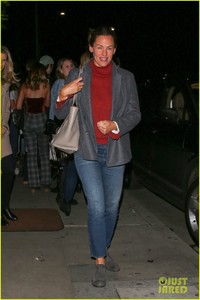 jennifer-garner-out-for-dinner-03.thumb.jpg.417366dd32ebff20e935e702df1d9b59.jpg