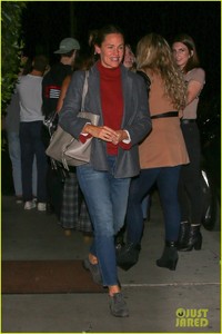 jennifer-garner-out-for-dinner-05.thumb.jpg.c0a833d34c58db8b1d3a57c13c1daa45.jpg