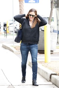 jennifer-garner-shopping-in-brentwood-12-10-2018-3.jpg