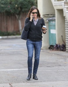 jennifer-garner-shopping-in-brentwood-12-10-2018-6.jpg