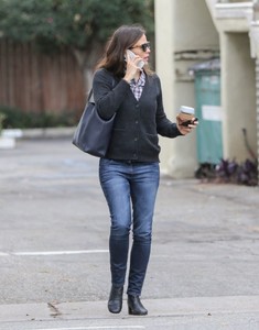 jennifer-garner-shopping-in-brentwood-12-10-2018-7.jpg