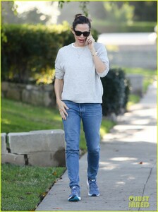 jennifer-garner-spends-the-day-picking-up-christmas-gifts-05.thumb.jpg.4389e5cb920a10f6175024e2b403ebaf.jpg