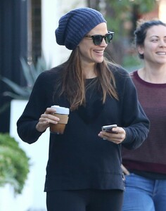 jennifer-garner-street-style-12-19-2018-2.jpg