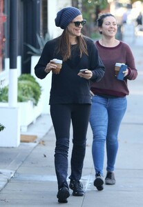 jennifer-garner-street-style-12-19-2018-3.jpg