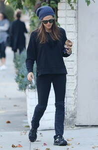 jennifer-garner-street-style-12-19-2018-8.jpg