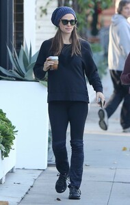 jennifer-garner-street-style-12-19-2018-9.jpg