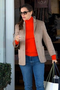 jennifer-garner-street-style-christmas-shopping-in-brentwood-12-20-2018-3.jpg