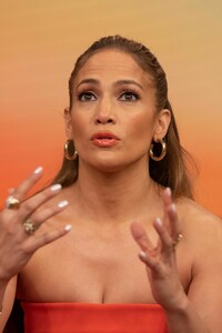 jennifer-lopez-and-vanessa-hudgens-at-despierta-america-in-miami-12-14-2018-7.jpg