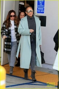 jennifer-lopez-goes-glam-while-shopping-in-beverly-hills-03.jpg