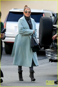 jennifer-lopez-goes-glam-while-shopping-in-beverly-hills-05.jpg