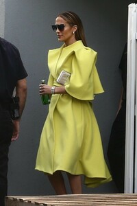 jennifer-lopez-leaves-despierta-america-in-miami-12-14-2018-2.jpg