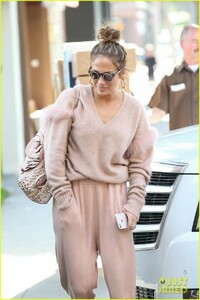 jennifer-lopez-pretty-in-pink-while-out-in-beverly-hills-04.jpg