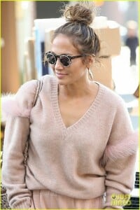 jennifer-lopez-pretty-in-pink-while-out-in-beverly-hills-05.jpg
