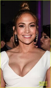 jennifer-lopez-switches-up-her-outfits-for-second-act-promo-in-nyc-09.jpg