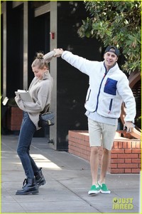 justin-bieber-spins-wife-hailey-as-they-dance-in-the-street-01.jpg