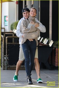 justin-bieber-spins-wife-hailey-as-they-dance-in-the-street-02.jpg