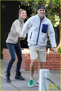 justin-bieber-spins-wife-hailey-as-they-dance-in-the-street-05.jpg