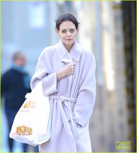 katie-holmes-december-nyc-2018-01.jpg