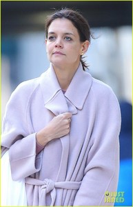 katie-holmes-december-nyc-2018-02.jpg