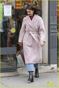 katie-holmes-steps-out-in-nyc-ahead-of-40th-birthday-01.jpg