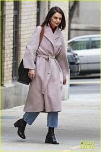 katie-holmes-steps-out-in-nyc-ahead-of-40th-birthday-05.jpg