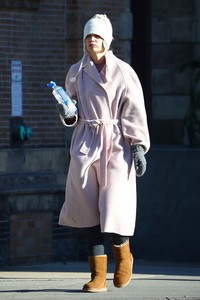 katie-holmes-street-style-out-in-nyc-12-10-2018-1.jpg