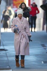 katie-holmes-street-style-out-in-nyc-12-10-2018-4.jpg