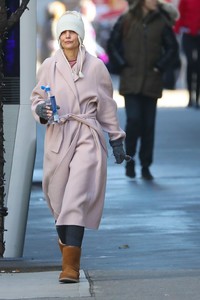 katie-holmes-street-style-out-in-nyc-12-10-2018-5.jpg