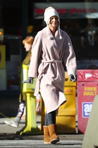 katie-holmes-street-style-out-in-nyc-12-10-2018-9.jpg