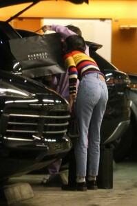 kendall-jenner-christmas-shopping-in-beverly-hills-12-15-2018-0.jpg