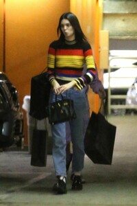 kendall-jenner-christmas-shopping-in-beverly-hills-12-15-2018-1.jpg