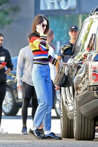 kendall-jenner-christmas-shopping-in-beverly-hills-12-15-2018-2.jpg