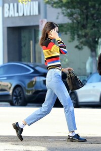 kendall-jenner-christmas-shopping-in-beverly-hills-12-15-2018-3.jpg