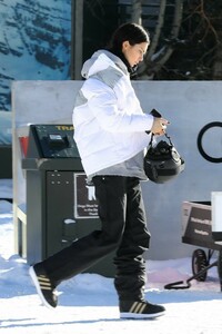 kendall-jenner-hitting-the-slopes-in-aspen-12-29-2018-4.jpg